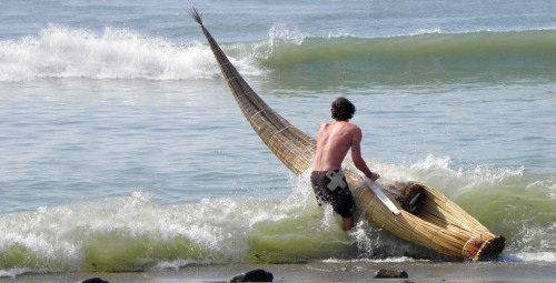 Inca soort surfboard Caballito de Totora ,Huanchaco, PeruCaballitos de totora are reed watercrafts u