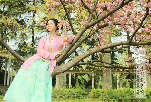 hanfugallery:Traditional Chinese clothes, hanfu by 月到风来阁.  