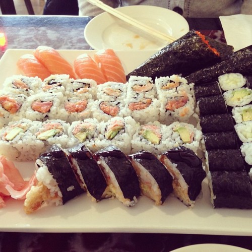 cofluoxetine:  #sushi #japanese #makimono #roll #makimonoroll #rolls #handroll #yummy #food #instafo