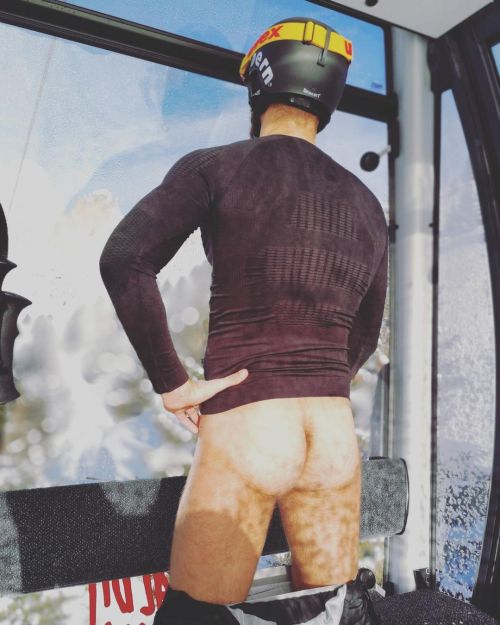 S K I B U T T Two #skibutts in a row! It must be trending! Butts love #skiing more than I realised! 