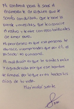 diariodeunacomunicadora:  Mi condena para ti será el enamorarte de alguien que te sonría con dulzura, que te bese la frente y mejillas, que te acaricie el rostro y te mire con ojos brillantes de amor puro.  Mi peor deseo es que esa persona te abrace,