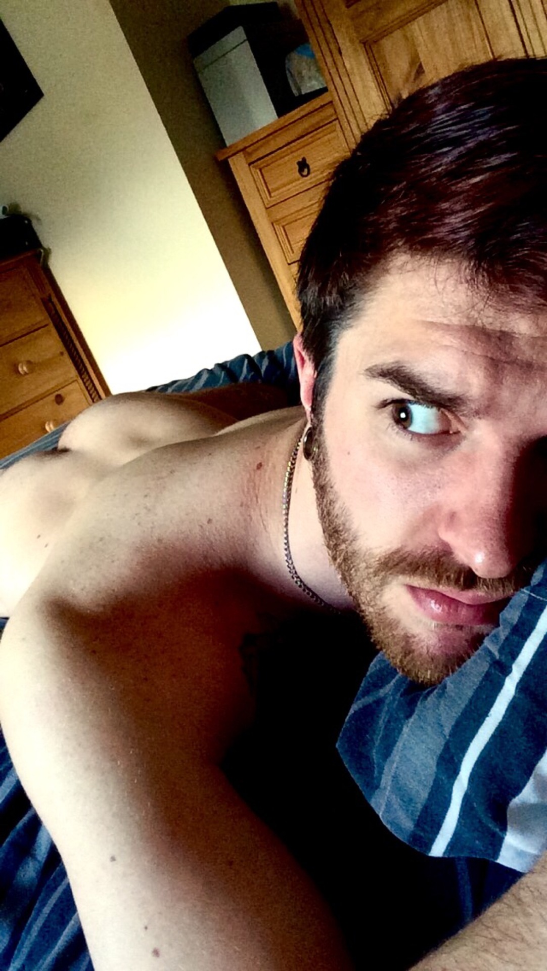 jackdarcy: *is wondering how gays take these kinds of pics without breaking their