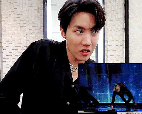 blooodsweatandtears:J-Hope paying attention to Jimin’s performance  ღ