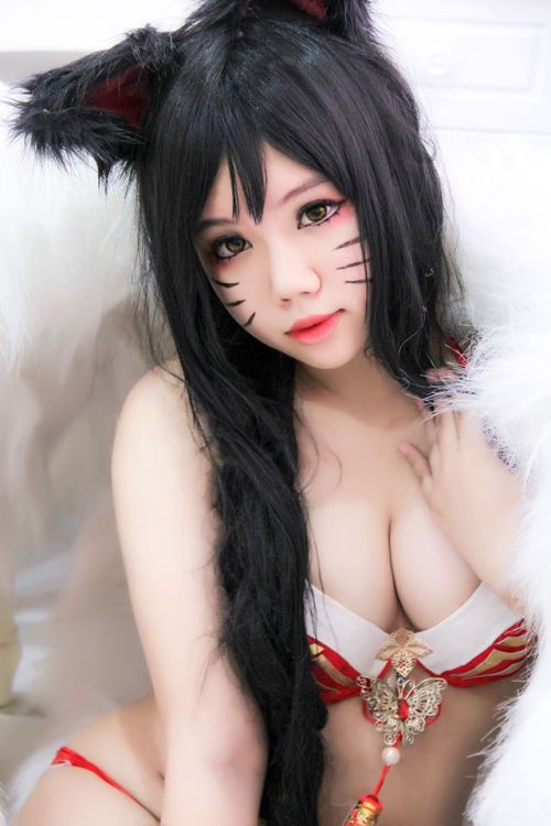 league-of-legends-sexy-girls:  Ahri Cosplay
