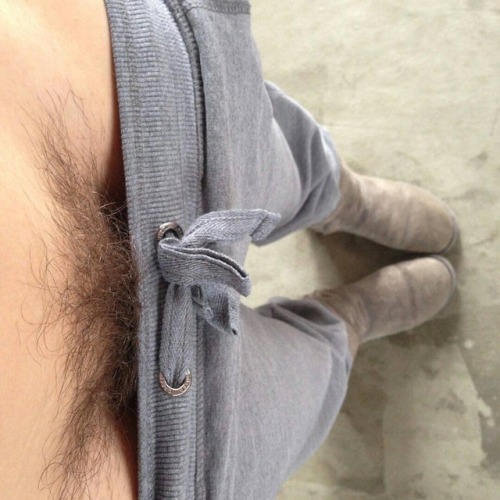 Hello . . . . . . #nopanty #nounderwear #suits #hairy #oops #hotchicks #senzamutande #nomutande #fol