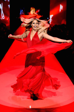 Singleinco25:Ikonicgif: Laverne Cox Walks The Runway At The Go Red For Women Red