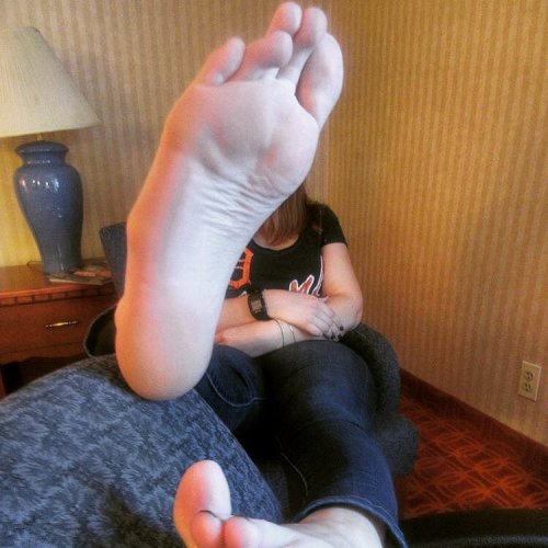 #size12 #footfetishnation #undermyfeet #footgoddess #solesfetish #pedicure #prettyfeet #footmodel #t