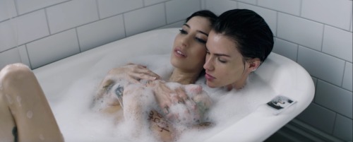 bleurthanvelvet:  “It don’t matter babe ‘cause I’m always on your side.”The Veronicas - On Your Side (2016)
