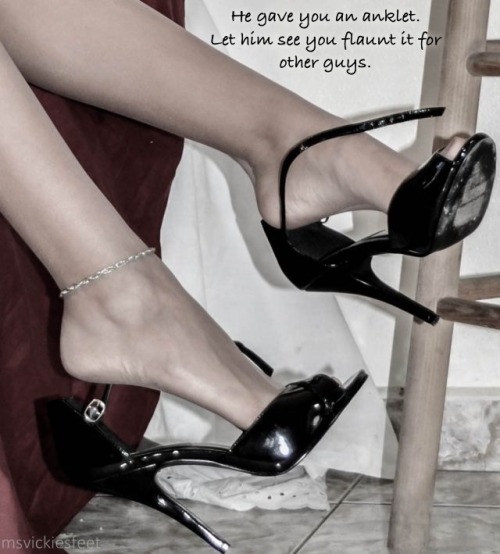 isharemywife15:  @truckerwife  The anklet tells a tale! To those in the know an anklet on a lady can