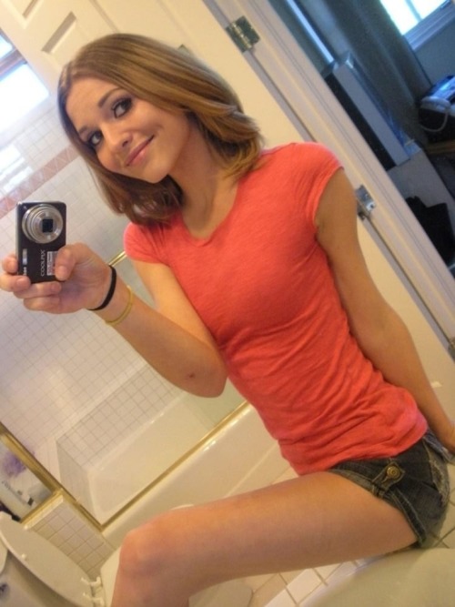 fatherdaughterfantasies:  Her mom only lets her see daddy during summer, but she always sends him selfies like this just so he knows how much she can’t wait to see him again.