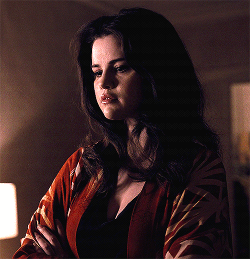 dailyselenamgifs:Selena Gomez as Mabel Mora inONLY MURDERS IN THE BUILDING | 1x04 “The Sting”.