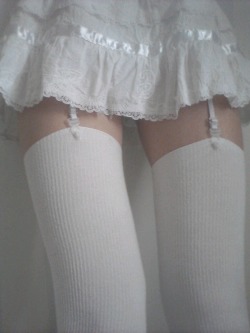 delicateyousei:  this skirt is so cute ;