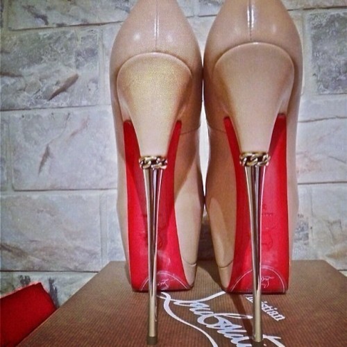 incredibleheels: How high do you go? Would love to see these on a hottie.
