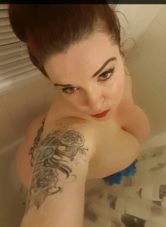jessiea1985:  Can you wash my back for me?