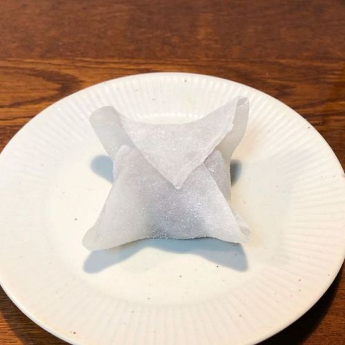★ May 24, 2019 Kikujudo-yoshinobu, Osaka: kuzu-fukusa ——– Japanese cake with a &ls