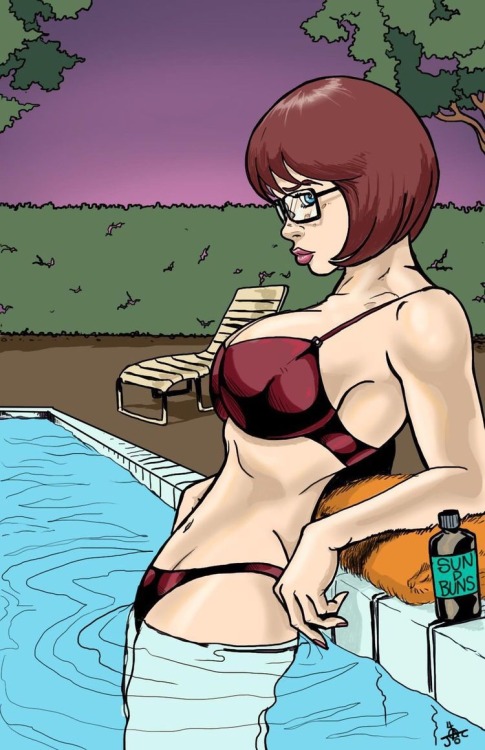 geekearth:  yourmommaluvsbatman:  Found this photo of Velma in the pool just resting on her elbows.    by RodneyCJacobsen   