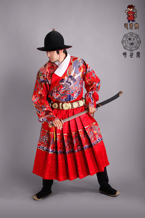 The Yèsā (曳撒) and Tiēlǐ (貼里) are Imperial Ming garments for males. While the Tieli has a pleated ski
