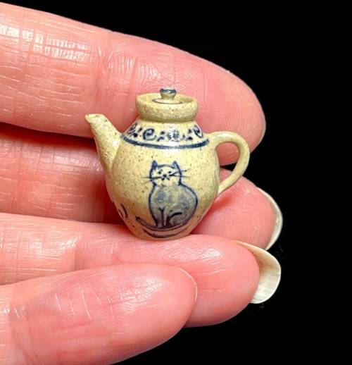 figdays:    Kitty  Tea Pot for Dollhouse //  BlueCrystalStars  