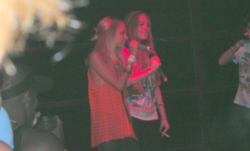 popculturediedin2009:Nicole Richie and Lindsay Lohan sing karaoke at Guy’s, July 2006