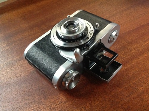 ponrdiary:  Zeiss Ikon TENAX 35mmフィルムだけど正方形の写真が取れる小ぶりなカメラ。 六千円で手にいれて整備しました。