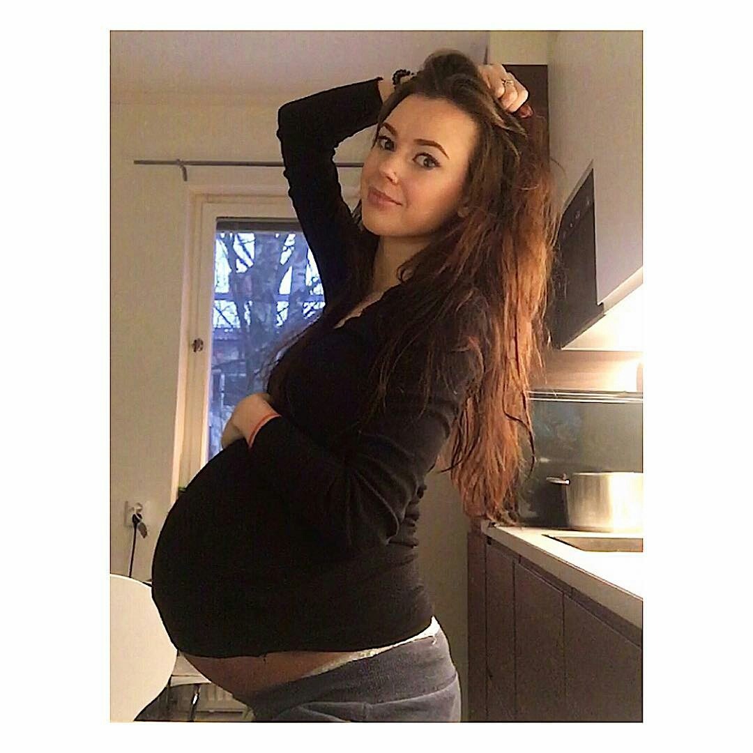 jagoraven: Never wear maternity clothes; always go with the barely fit ones!