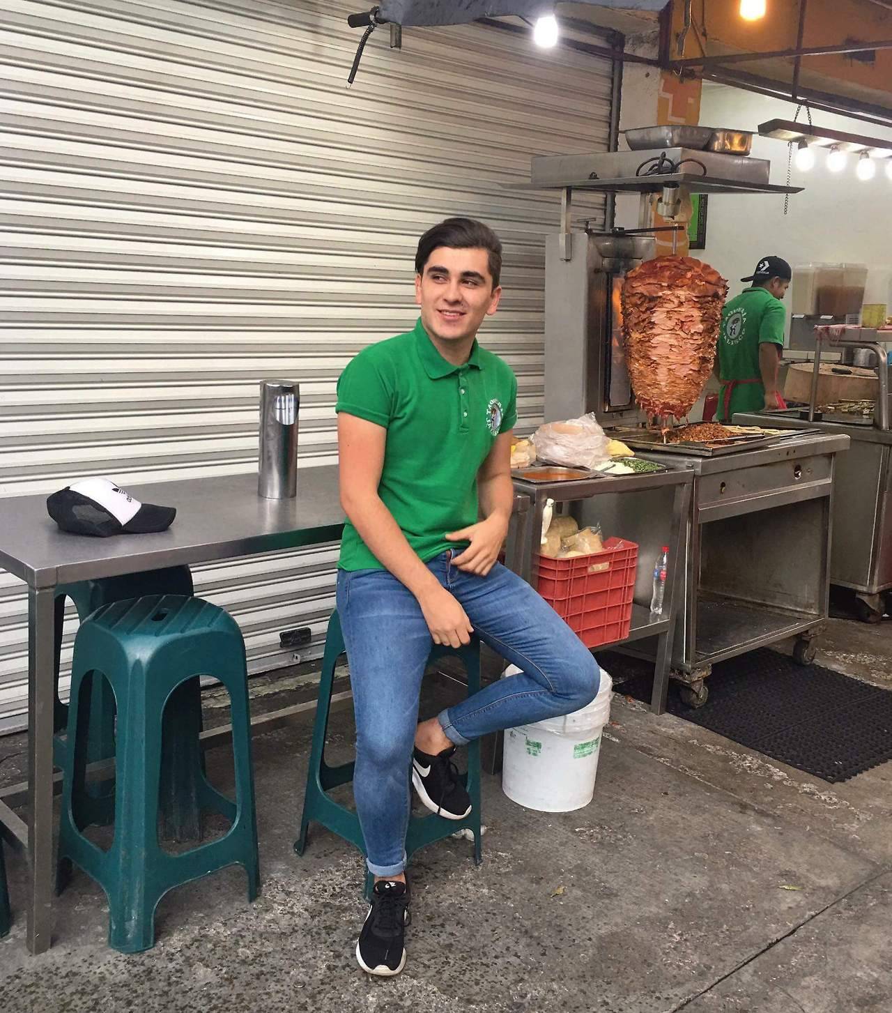 go-pumas:  guyscollector:  -De qué sus tacos wero? -De chorizo 😍  After selling