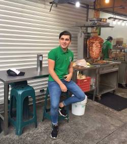 go-pumas:  guyscollector:  -De qué sus tacos wero? -De chorizo 😍  After selling food all day I would offer him dinner then a good fuck.