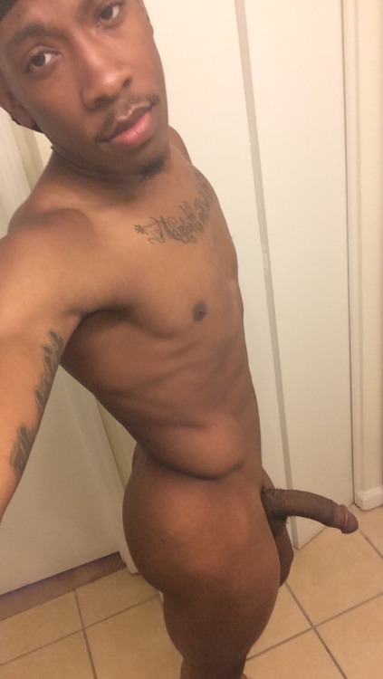 blackmeet3:  Blackmeet3  I’m lovin  this onedebonairgotjuice:  IG: legallydebonair SC: flickofdasnap_d Kik: debonair18   ☝🏾️ (I’m not a Top) ⚠️
