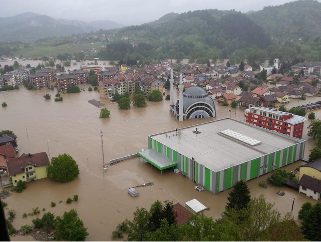 s-selenitas:  Boats sailed through the streets of a Serbian town on Friday on a mission