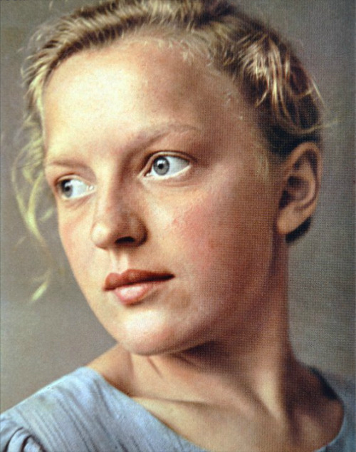 Young Woman from the Lüneburg Heath  (1938). Photo: Erich Retzlaff
