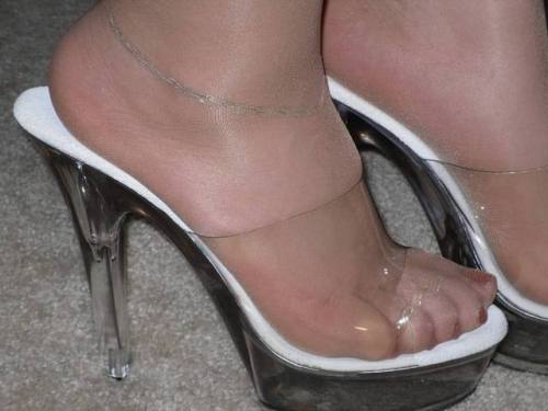 These are my feet. Not a web pic. Enjoy! ❤#feet #footlove #footworship #footcloseup #footfetish #foo