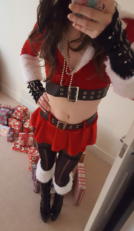 mainlyusedforwalking:  I was planning on doing something more lewd but I’m afraid I’ve been pretty ill. I’m packed full of ibuprofen and cough syrup right now so not so much with the lewdness. So instead I have some more Santa outfit for you.Merry