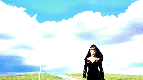 raisedbydragwolves:I’m gonna call you ‘bath mat’ cause I think you smell like feet (x)