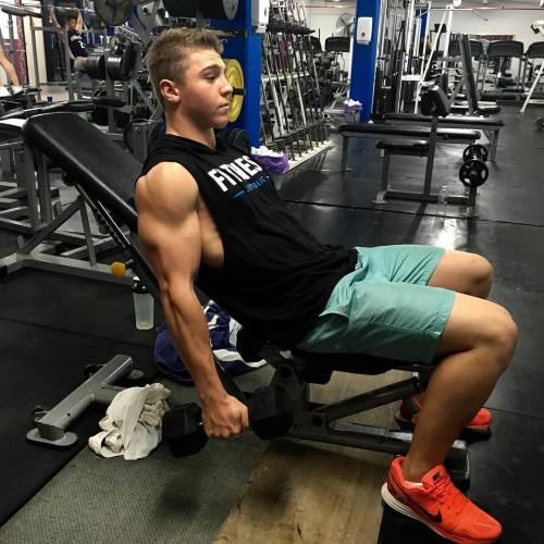 musclepuppyuncensored:  hotstudsdaily:  Jake Griffin   💪 Shoulder Day