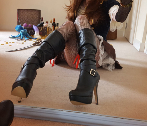 mainlyusedforwalking:  Avast the mainsails and such! Pirates are the best. It’s a shame I get so hilariously sea sick. I’d kill to roll around on a tall ship and shout at people in a bad west country accent.Happy Halloween y’all =D