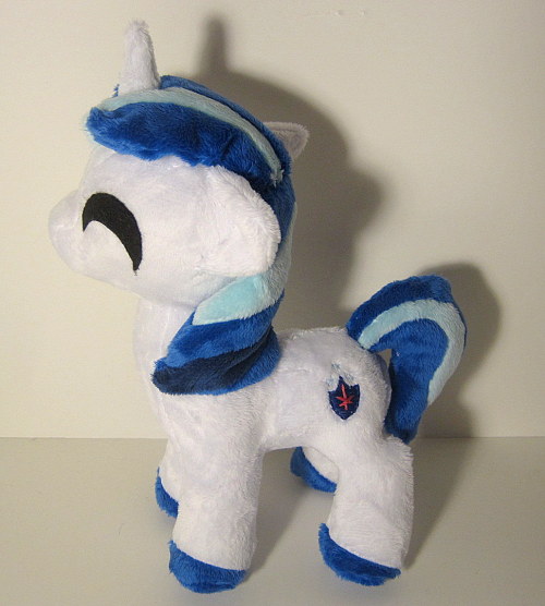follylollysews:  Happy Valentine’s day, Tumblr~! Do you like plushies?  Well golly gee, I bet you do!  What about ponies?!  What about PLUSH PONIES?!?! Well now’s your chance to win not one, but two!  WOW!! These two totally cute lovebugs each