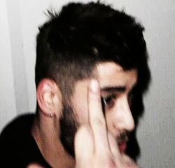  Zayn Malik flipping off paps while arriving