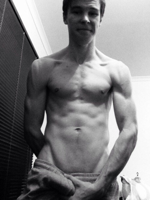 aplethoraofmen:  Collar bones