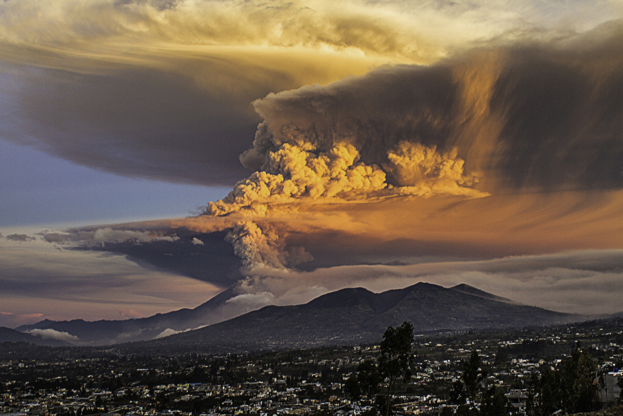 house-of-gnar:  Tungurahua January 2014 eruption | Ecuador | Ricardo Anda Dahik