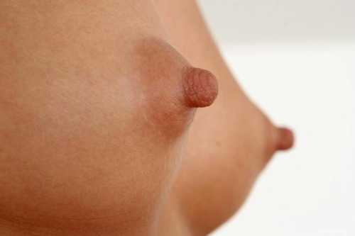 XXX highheelcraziness:  Welcome to “Nipple photo