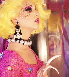 love those earrings, omg
