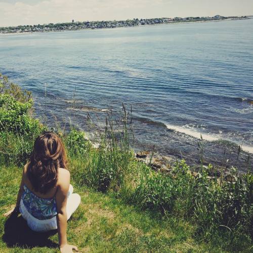 slutsandsinners:  Somewhere beautiful 🌿 (at Cliff Walk, Newport Rhode Island)