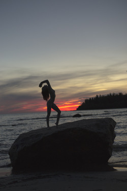 awaitingthegreatcollapse:  Onward, upward Photographer: Leif Helsing | MMModel: Malinda Wasell | tumblr | MM Keep credits and caption intact if reblogging   love love love this shot! beautiful!