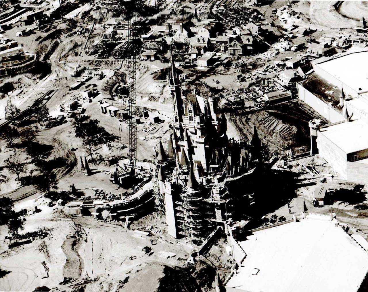 gameraboy:  Construction of Disney World’s Liberty Square. Via Imagineering Disney.