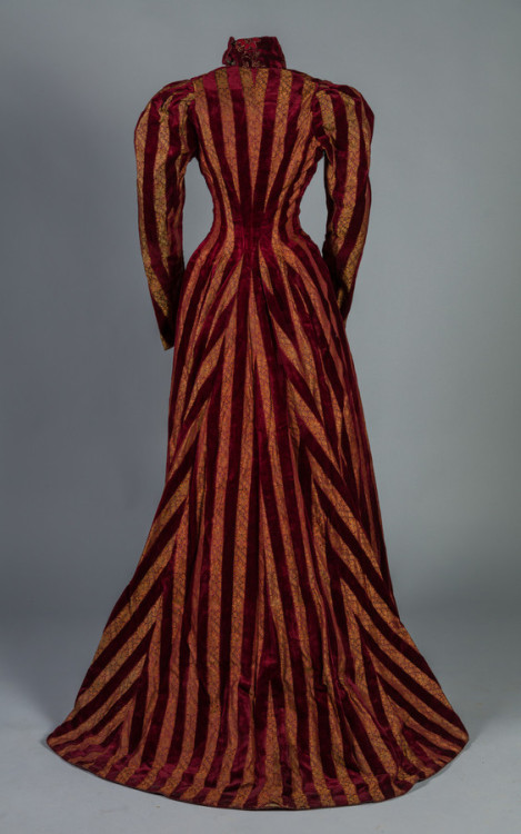 fripperiesandfobs:Tea gown, 1890′sFrom the Maryland Center for History and Culture