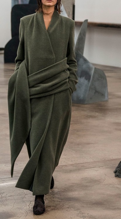 nooravesterinen:The Row AW18