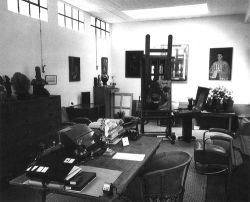 girlinlondon:Frida kahlo’s studio, 1949