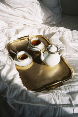 rhetoricc:  quentindebriey:  morning tea.Paris