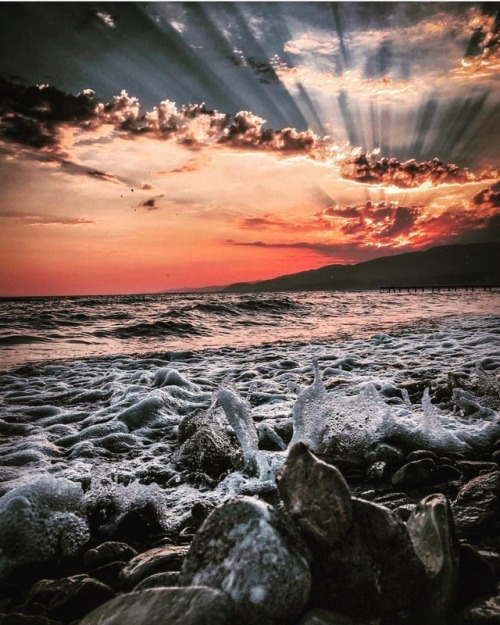 AMAZING SUNSET #sun#sunset#sea#clouds#beach#sunsetonthebeach#amazing#easter# (presso Punta Bianca Bo