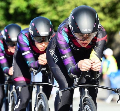 socialpeloton: The beautiful ladies rocking it in the Worlds’ ‍♀️‍♀️‍♀️‍♀️⛏⛏⛏ @wmncycling ・・・ “A phy